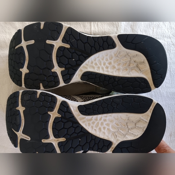 New Balance Black and White Athletic Shoes Sleek Design - Picture 6 of 7